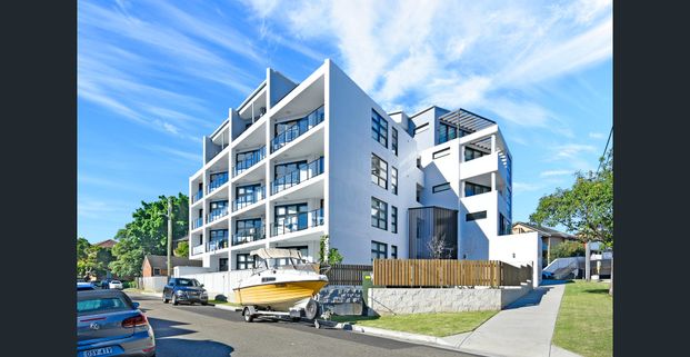 Modern one-bedroom apartment in convenient location - Photo 1