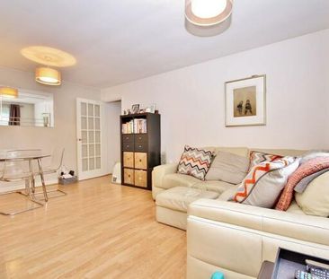 Roslyn Court, Woking, Surrey, GU21 - Photo 4