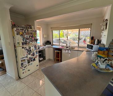 Private bedroom in shared house Helensvale close to tram and train station - Photo 2