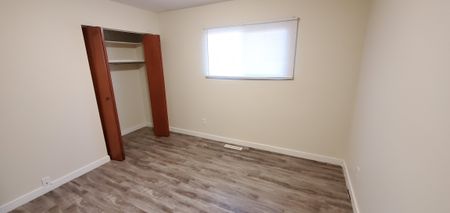 PET FRIENDLY!! 3 Bedroom 1/2 Duplex on the North Side!! - Photo 3