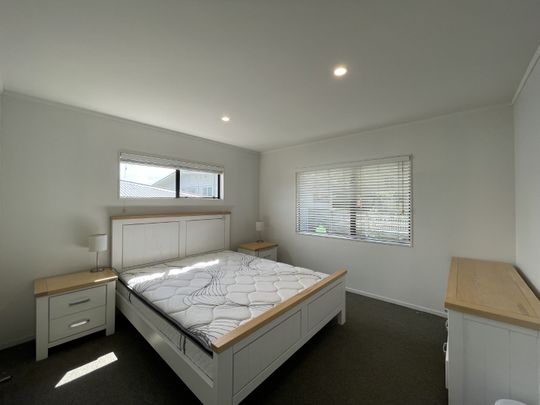 3 Bedrooms, Forrest Hill - Photo 1