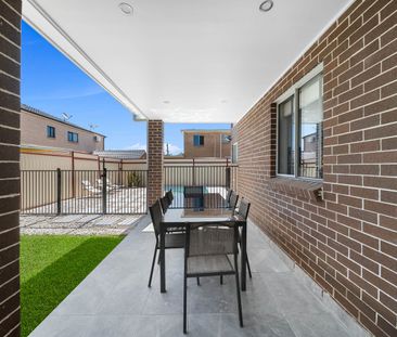 Spacious Family Home with Pool in Prime Liverpool Location - Photo 6