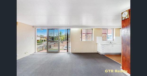 Top Floor 2 Bedroom Unit in Prime Location - Photo 1