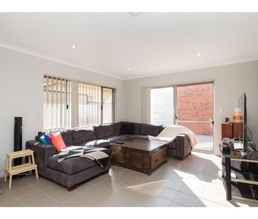 STUNNING TOWNHOUSE - QUIET LOCATION - Photo 2