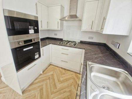 3 bedroom semi-detached house to rent - Photo 5