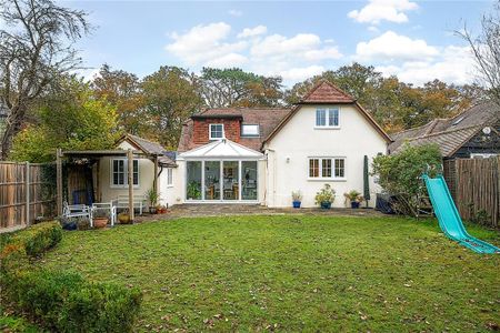 4 bedroom detached house to rent - Photo 2