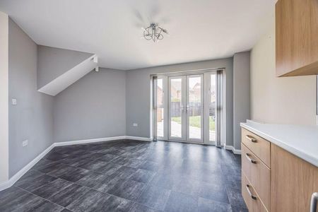 3 bedroom semi-detached house to rent - Photo 4