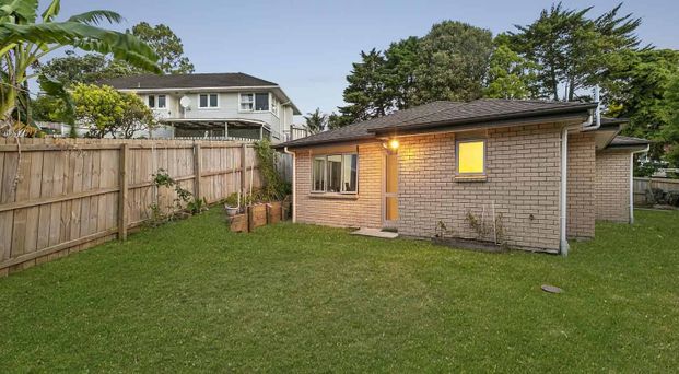 Spacious 4-Bedroom Family Home in Vibrant Te Atatu - Photo 1