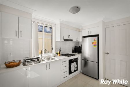 READY TO MOVE IN Modern Three Bedroom Townhouse Close to All Amenities! - Photo 5