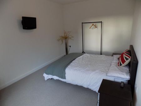 4 bedroom detached house to rent - Photo 3