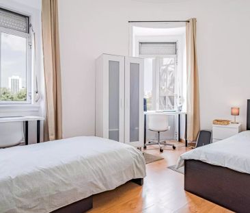 Room in a shared 5-bedroom apartment for rent in Lisbon, suitable for professionals and students - Foto 6