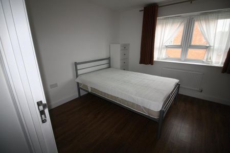 4 bedroom semi-detached house to rent - Photo 2