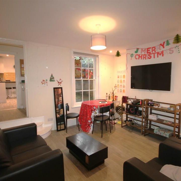 5 bedroom end of terrace house to rent - Photo 1