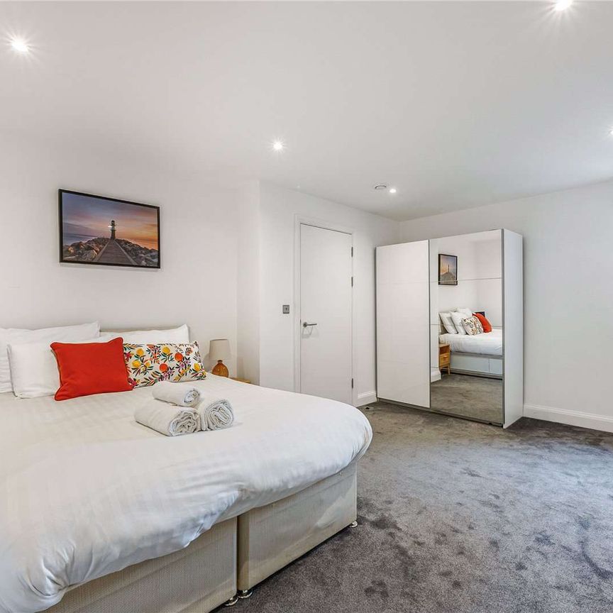 Modern one bedroom apartment situated in Ealing's most sought after area. - Photo 1