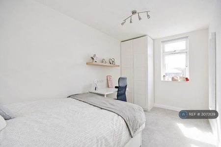 6 bedroom flat to rent - Photo 2
