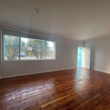 FAMILY HOME CLOSE TO ALL AMENITIES - Photo 4