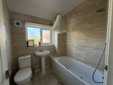 3 bedroom end of terrace house to rent - Photo 3