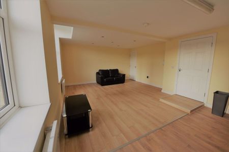 2 bedroom Flat in Flat 2, Leeds - Photo 4