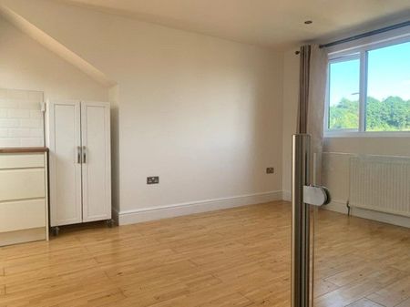 2 bedroom apartment to rent Garlands Road, Redhill, Surrey, RH1 - Photo 5
