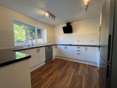 5 bedroom detached house to rent - Photo 3