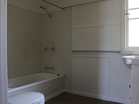 CHARMING 3-BEDROOM PROPERTY - Photo 4