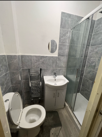 1 bedroom in a house share to rent - Photo 5