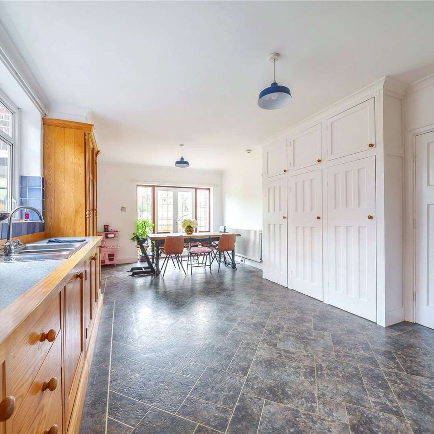 A substantial family home set in a desirable central Sevenoaks location. - Photo 1