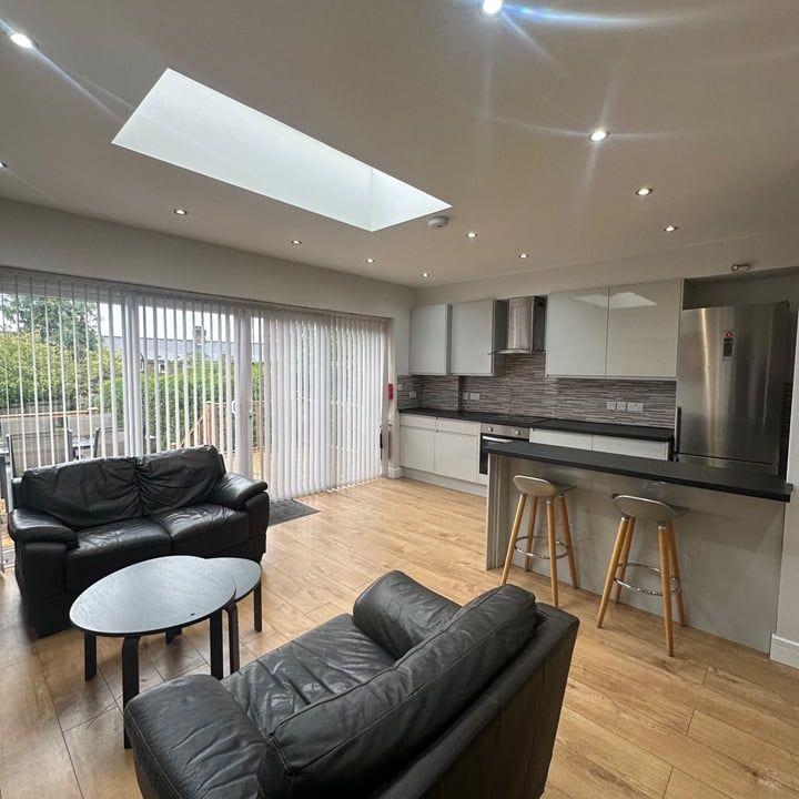 5 Bed Terraced House, Carlisle Avenue, W3 - Photo 1