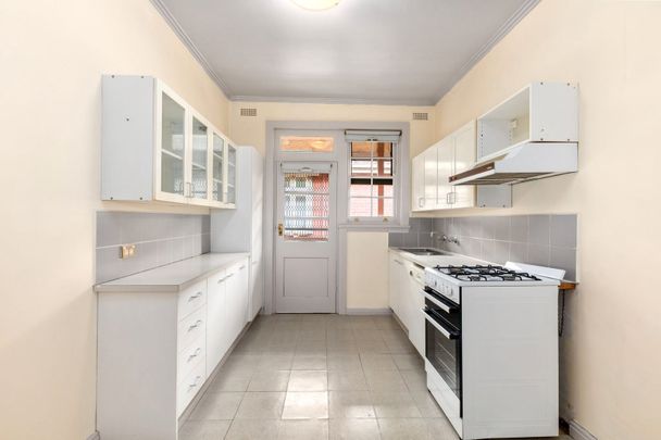 Bright & Spacious Living Just Steps from Carlisle Street! - Photo 1