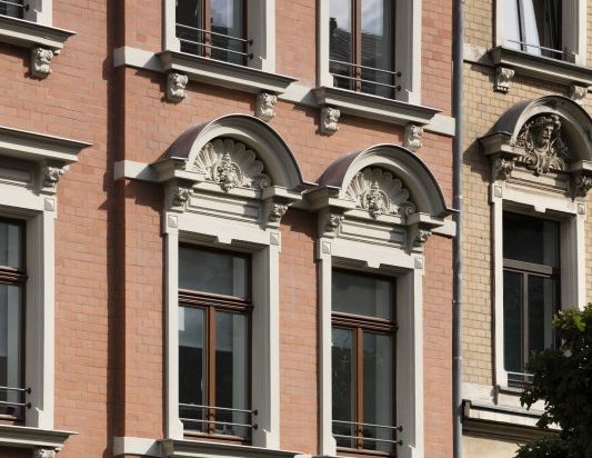 Sanierte denkmalgeschützte Altbauwohnung mit Balkon und Gartenanteil ! - Photo 1