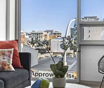 Cosy Mezzanine Apartment in a Prime Central Location - Photo 1