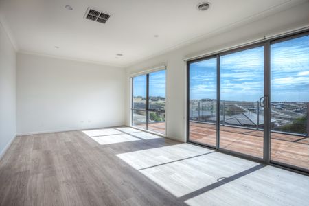 Spacious Home with a View! - Photo 3