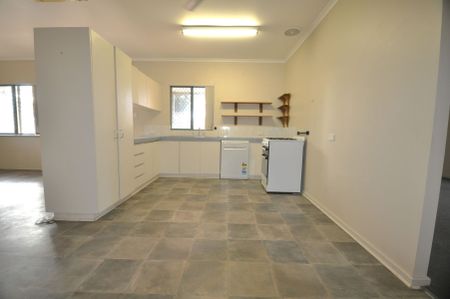BROOME STYLE 3x1 - Ample Parking + Close to CBD - Photo 4