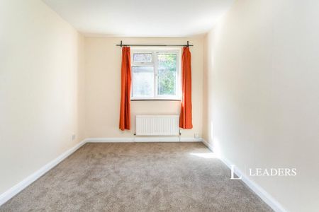 4 bedroom semi-detached house to rent - Photo 3