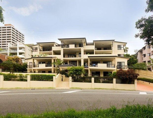 Top Floor - 3 Bedrooms Plus Study with Large Balcony in Peaceful Position Overlooking Paradise Park - Photo 1