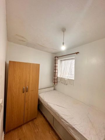 3 Bed Flat, Ley Street, IG2 - Photo 2