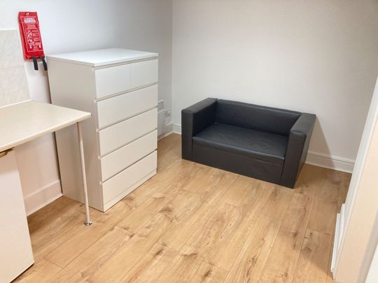 1 Bed Flat, Very Near West Cromwell Road Area, SW20 - Photo 1