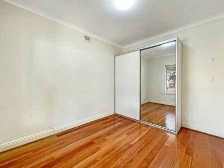 Charming 2 Bedroom Home ! - Photo 2