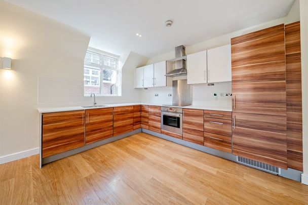 Shoppenhangers Road, Maidenhead - Photo 1