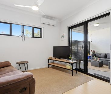 Fully Furnished 1 Bedroom Apartment Walking Distance to Train! - Photo 1