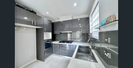 3 bedroom family home conveniently located just minutes' walk to nearby schools and train station! - Photo 2