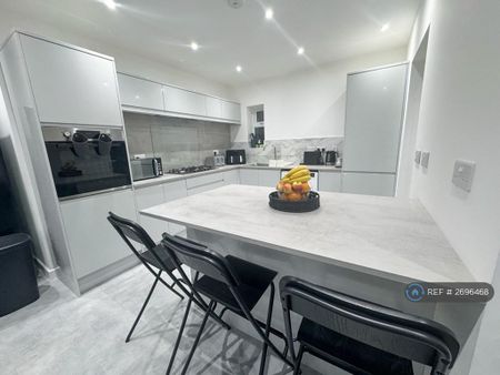 5 bedroom detached house to rent - Photo 4