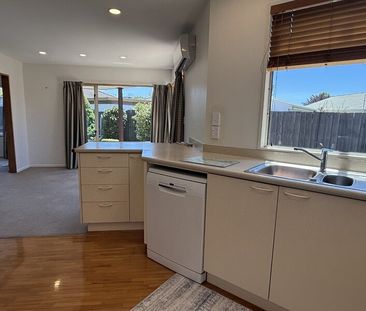 Private 3 bedroom family home – gardener included! - Photo 5