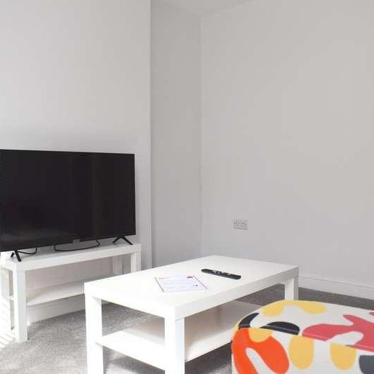 Bed Terraced House // Aug, LN5 - Photo 1