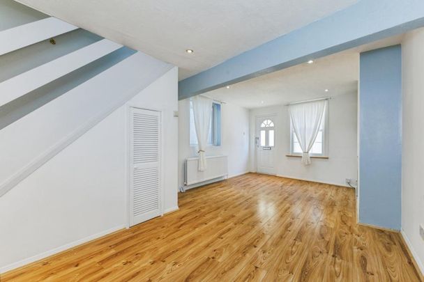2 bedroom house to rent Brighton Road, Surbiton, KT6 - Photo 1