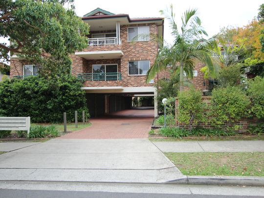 Spacious 2 Bedroom Apartment with lock up garage! - Photo 1