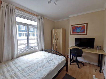 3 bedroom flat to rent - Photo 5