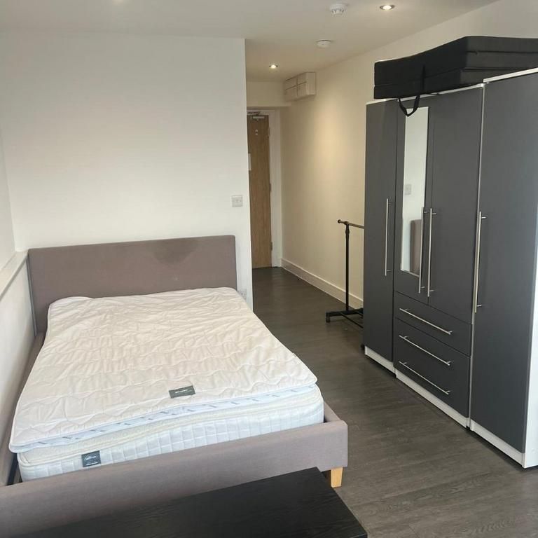 Studio to rent - Photo 1