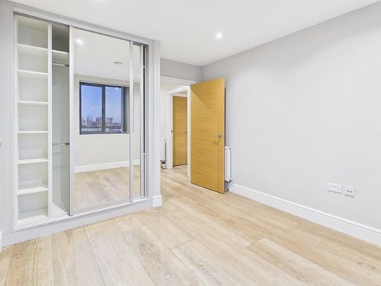 BMW House, Petersfield Avenue, Slough,SL2 - Photo 1