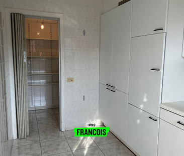 Ruim appartement met twee slaapkamers en garage in Ieper - Photo 1